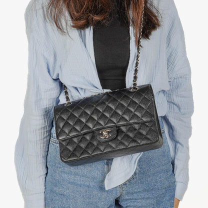 Chanel mittelgroße Classic Double Flap Bag aus schwarzem gestepptem Kaviarleder mit silberfarbener Hardware