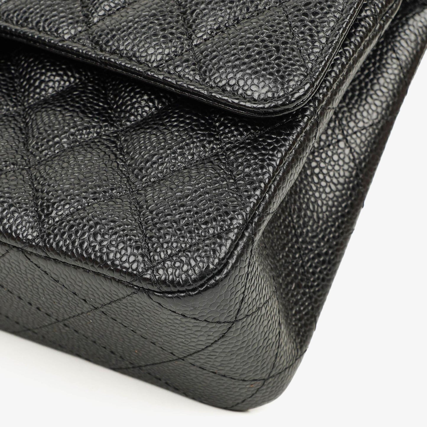 Chanel mittelgroße Classic Double Flap Bag aus schwarzem gestepptem Kaviarleder mit silberfarbener Hardware