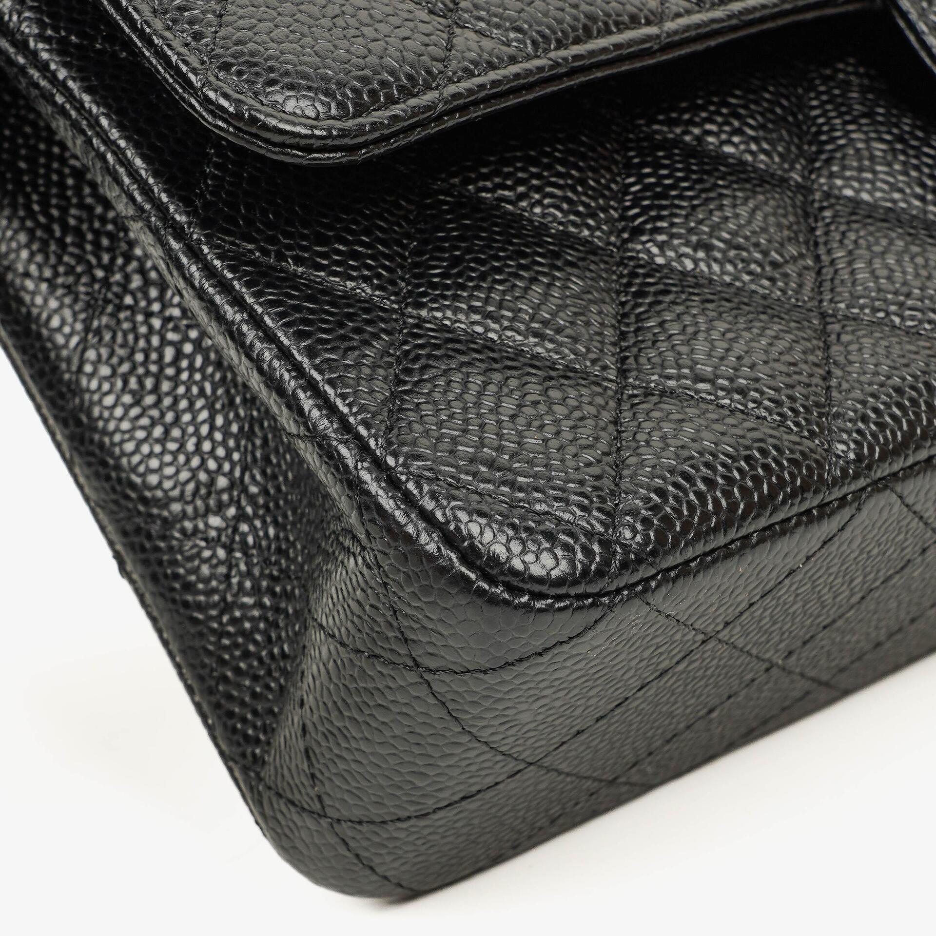 Chanel mittelgroße Classic Double Flap Bag aus schwarzem gestepptem Kaviarleder mit silberfarbener Hardware