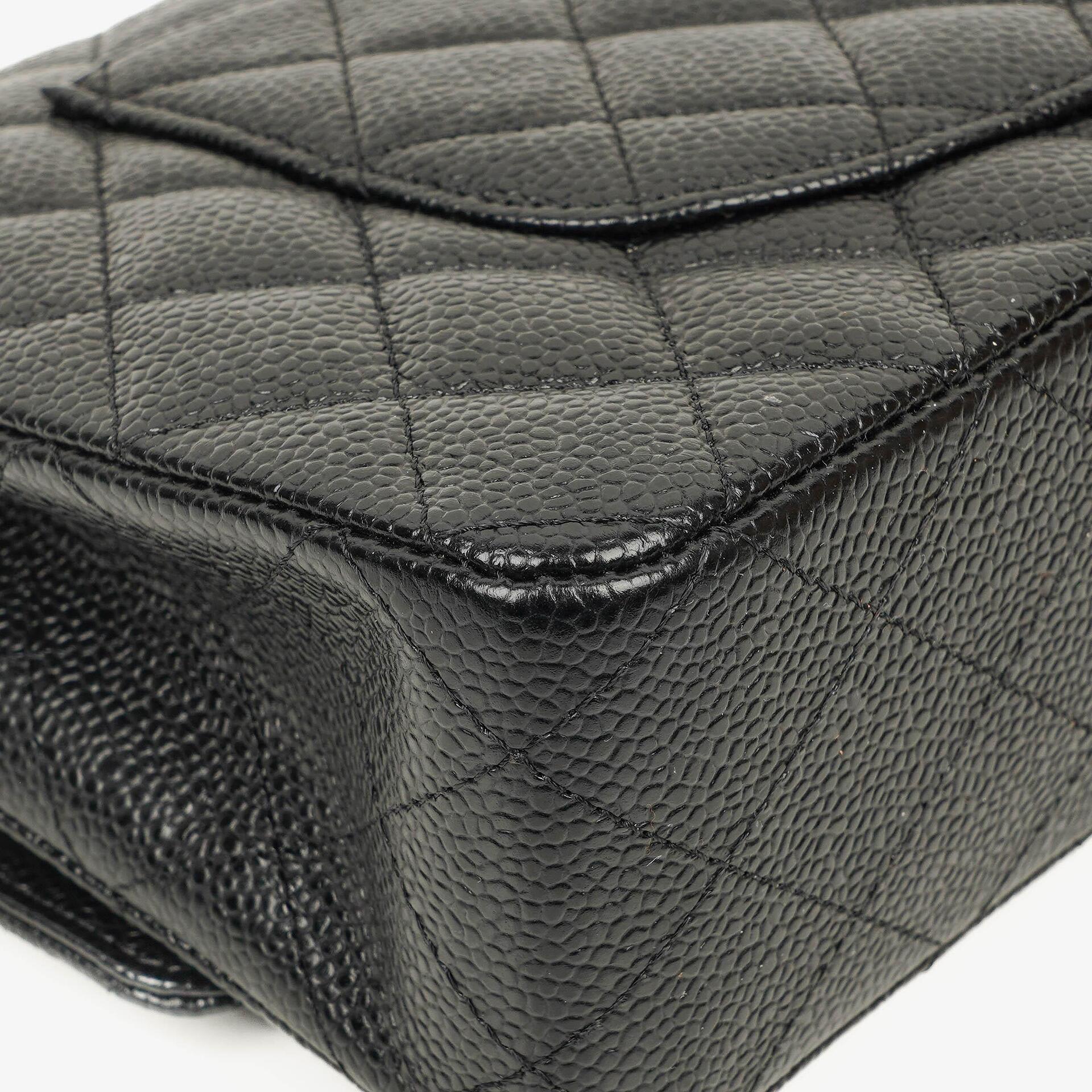 Chanel mittelgroße Classic Double Flap Bag aus schwarzem gestepptem Kaviarleder mit silberfarbener Hardware