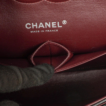 Chanel mittelgroße Classic Double Flap Bag aus schwarzem gestepptem Kaviarleder mit silberfarbener Hardware