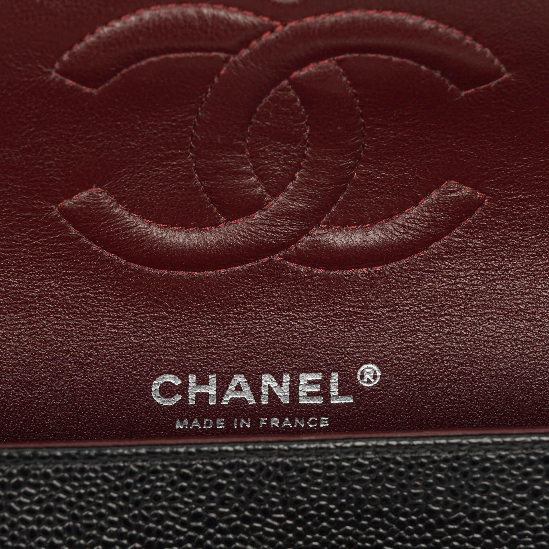 Chanel mittelgroße Classic Double Flap Bag aus schwarzem gestepptem Kaviarleder mit silberfarbener Hardware