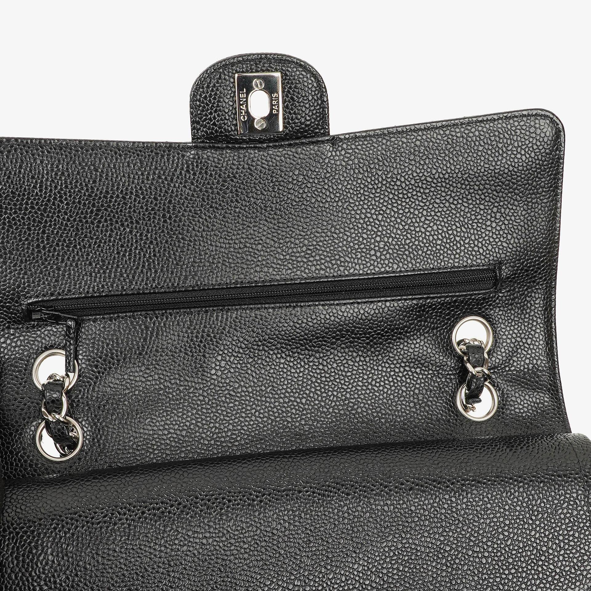 Chanel mittelgroße Classic Double Flap Bag aus schwarzem gestepptem Kaviarleder mit silberfarbener Hardware