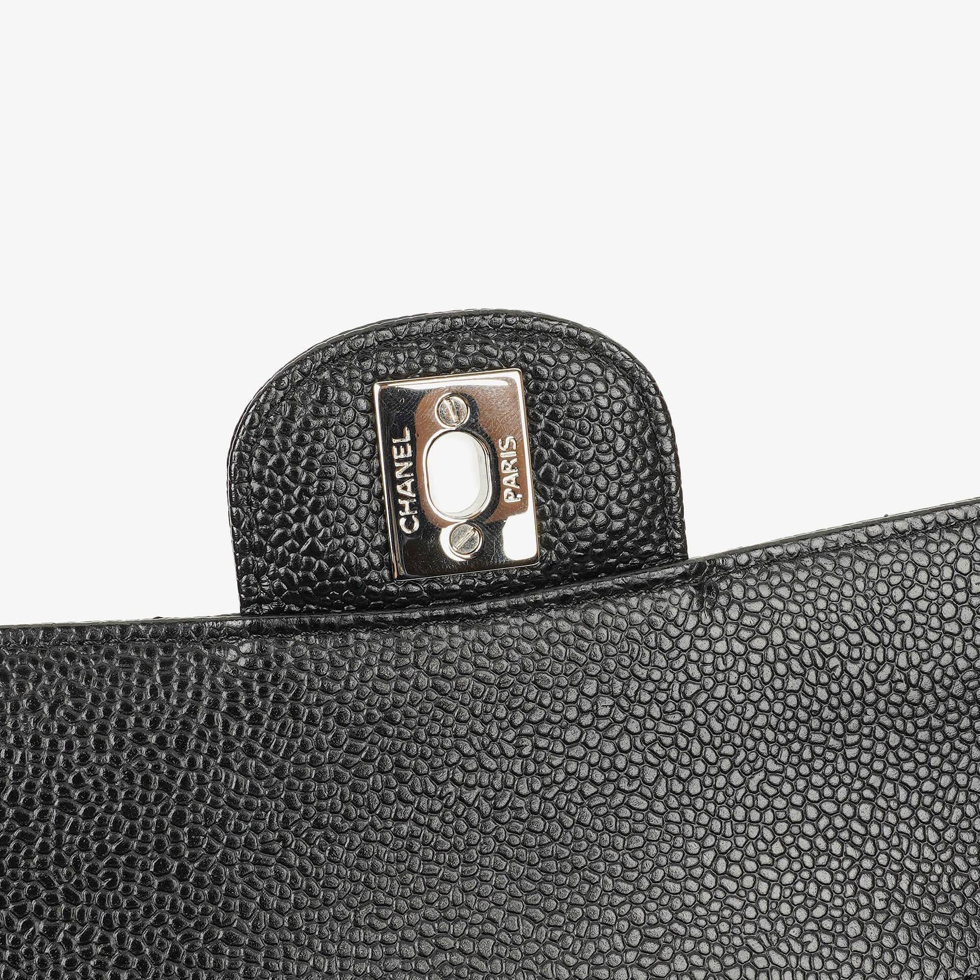 Chanel mittelgroße Classic Double Flap Bag aus schwarzem gestepptem Kaviarleder mit silberfarbener Hardware