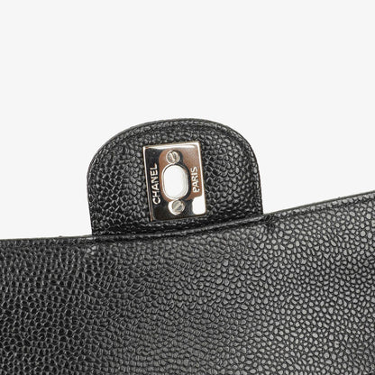 Chanel mittelgroße Classic Double Flap Bag aus schwarzem gestepptem Kaviarleder mit silberfarbener Hardware