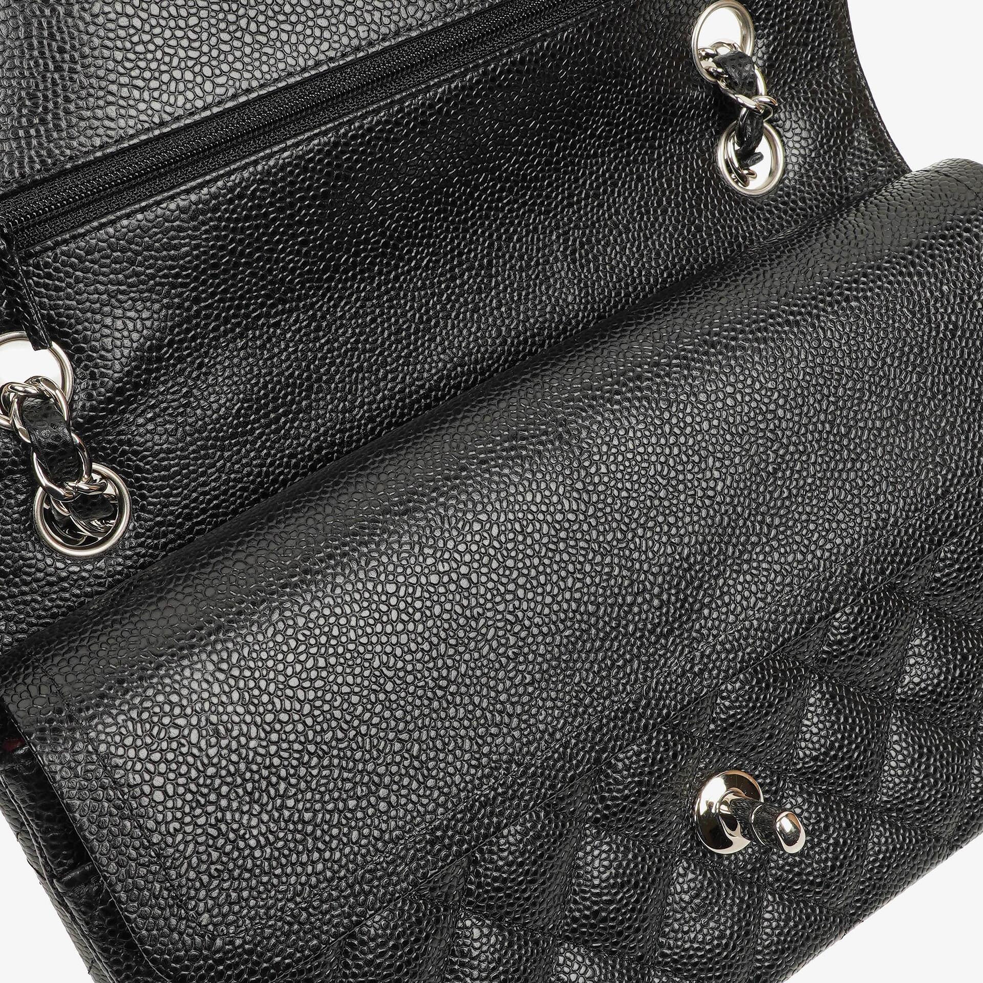 Chanel mittelgroße Classic Double Flap Bag aus schwarzem gestepptem Kaviarleder mit silberfarbener Hardware