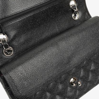 Chanel mittelgroße Classic Double Flap Bag aus schwarzem gestepptem Kaviarleder mit silberfarbener Hardware