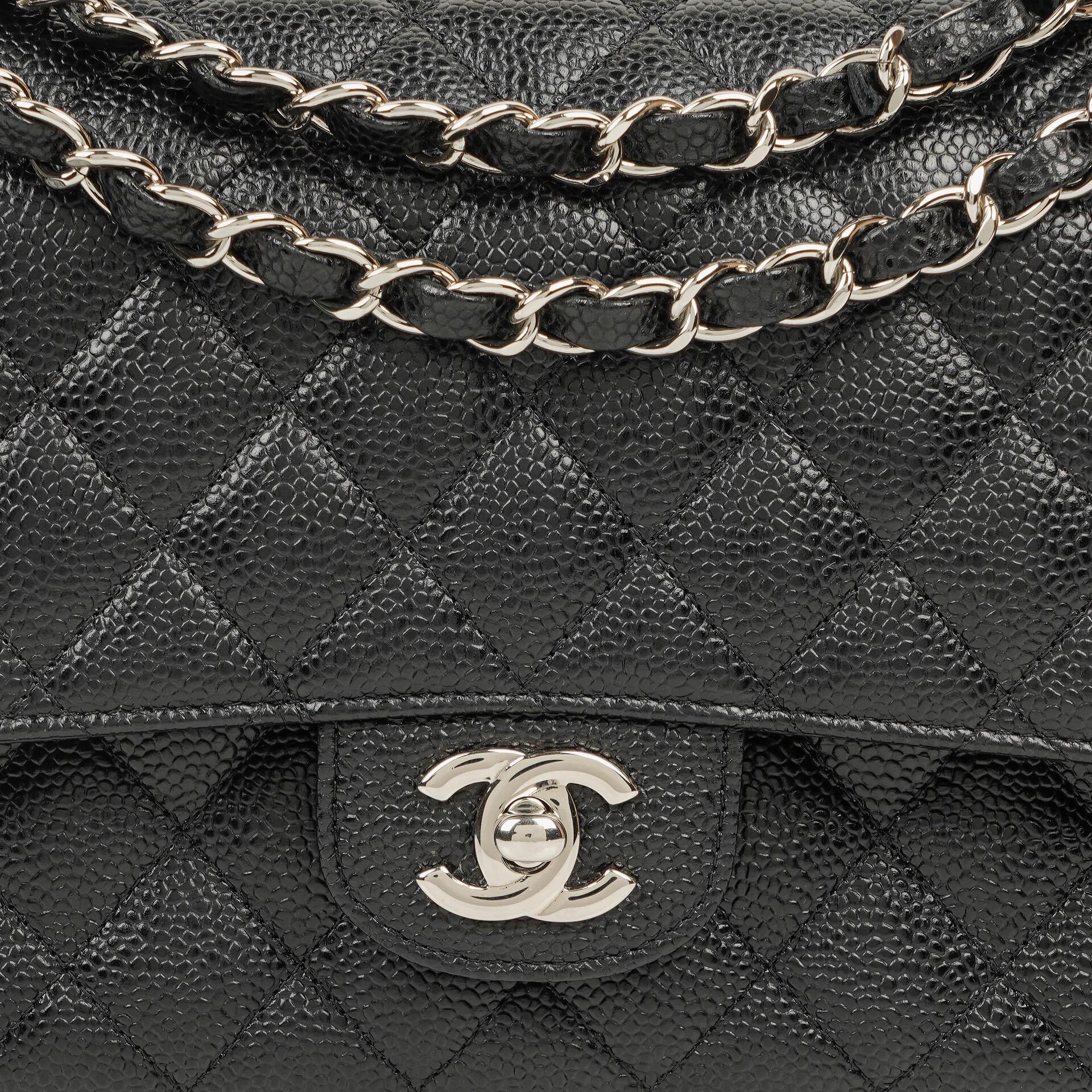 Chanel mittelgroße Classic Double Flap Bag aus schwarzem gestepptem Kaviarleder mit silberfarbener Hardware