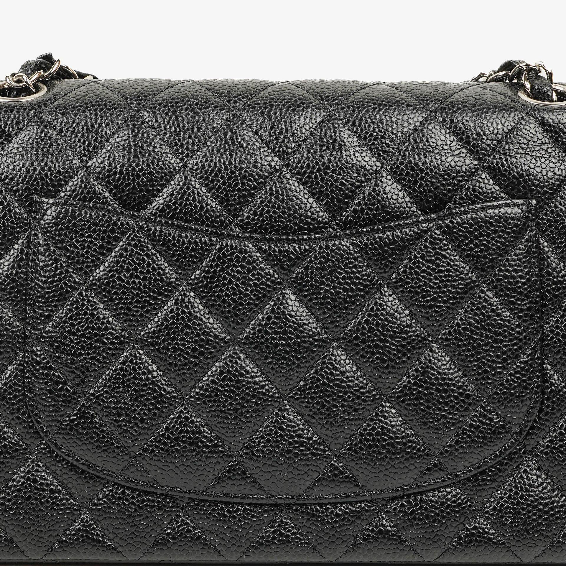 Chanel mittelgroße Classic Double Flap Bag aus schwarzem gestepptem Kaviarleder mit silberfarbener Hardware