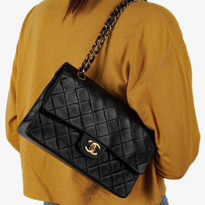 Chanel Classic Medium schwarze gesteppte Doppelklappentasche aus Lammleder mit 24K-vergoldeter Hardware