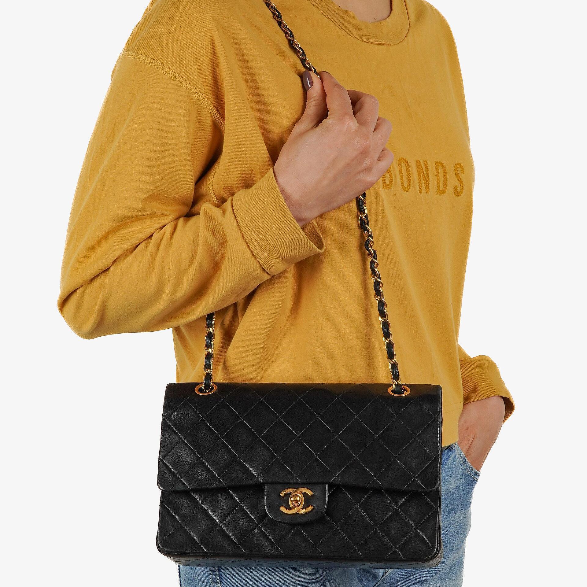Chanel Classic Medium schwarze gesteppte Doppelklappentasche aus Lammleder mit 24K-vergoldeter Hardware