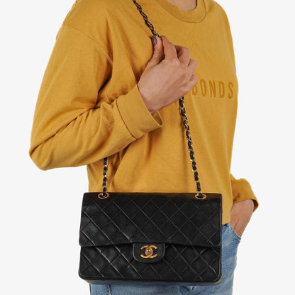 Chanel Classic Medium schwarze gesteppte Doppelklappentasche aus Lammleder mit 24K-vergoldeter Hardware