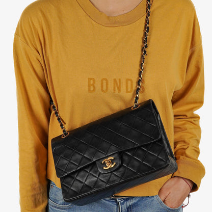 Chanel Classic Medium schwarze gesteppte Doppelklappentasche aus Lammleder mit 24K-vergoldeter Hardware