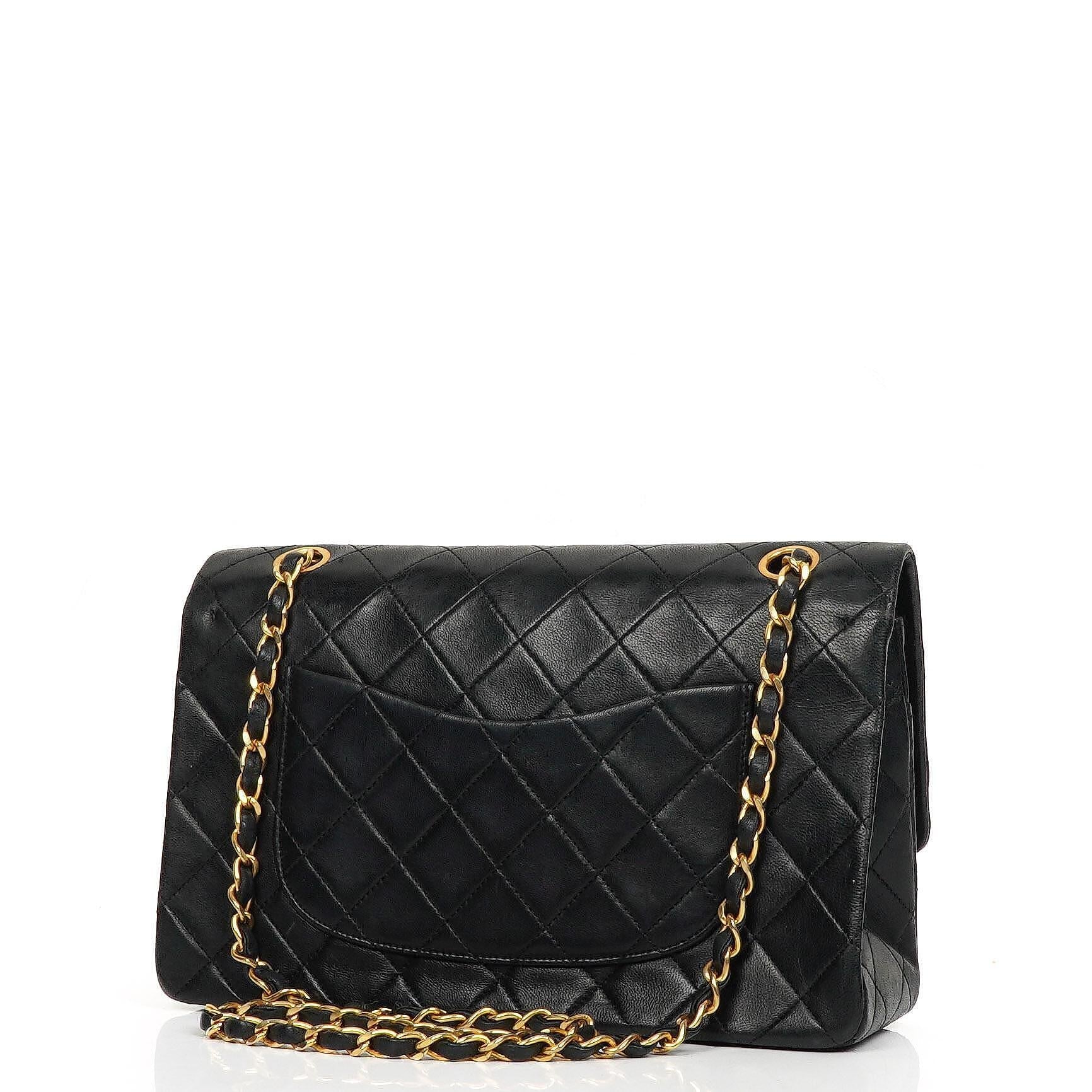 Chanel Classic Medium schwarze gesteppte Doppelklappentasche aus Lammleder mit 24K-vergoldeter Hardware