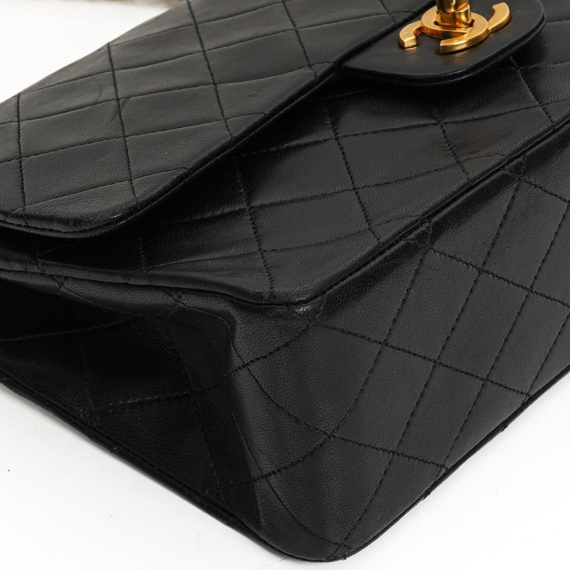 Chanel Classic Medium schwarze gesteppte Doppelklappentasche aus Lammleder mit 24K-vergoldeter Hardware