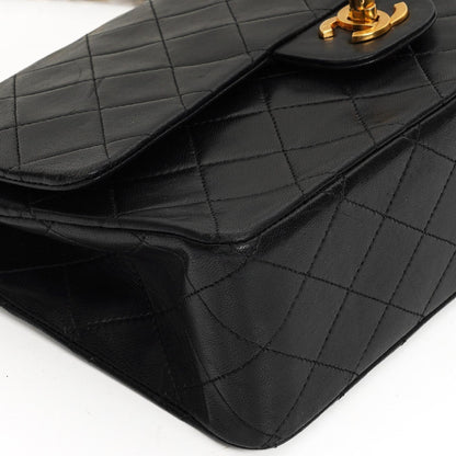 Chanel Classic Medium schwarze gesteppte Doppelklappentasche aus Lammleder mit 24K-vergoldeter Hardware