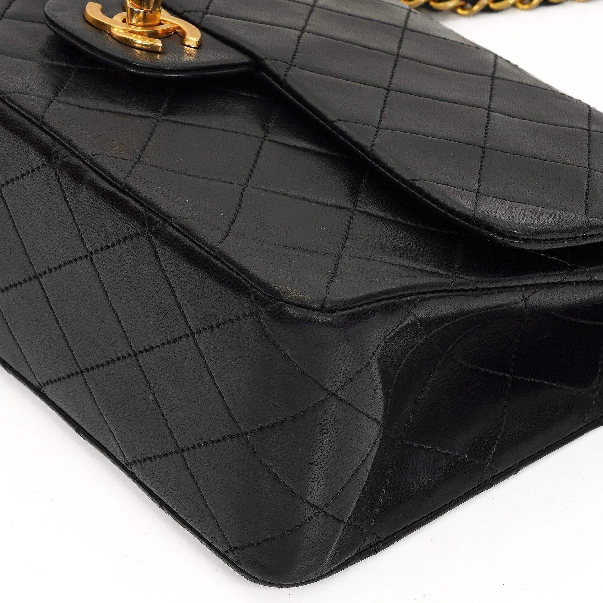 Chanel Classic Medium schwarze gesteppte Doppelklappentasche aus Lammleder mit 24K-vergoldeter Hardware