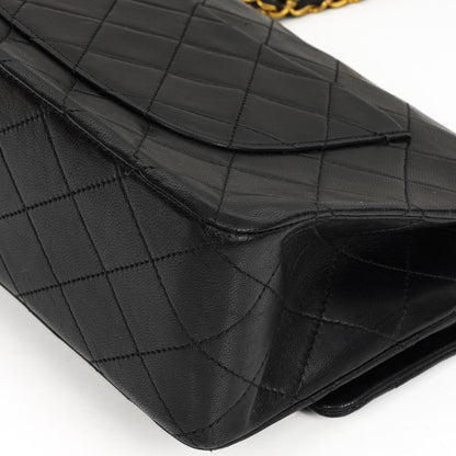 Chanel Classic Medium schwarze gesteppte Doppelklappentasche aus Lammleder mit 24K-vergoldeter Hardware