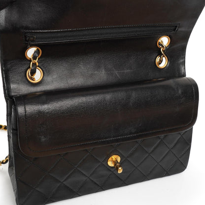 Chanel Classic Medium schwarze gesteppte Doppelklappentasche aus Lammleder mit 24K-vergoldeter Hardware