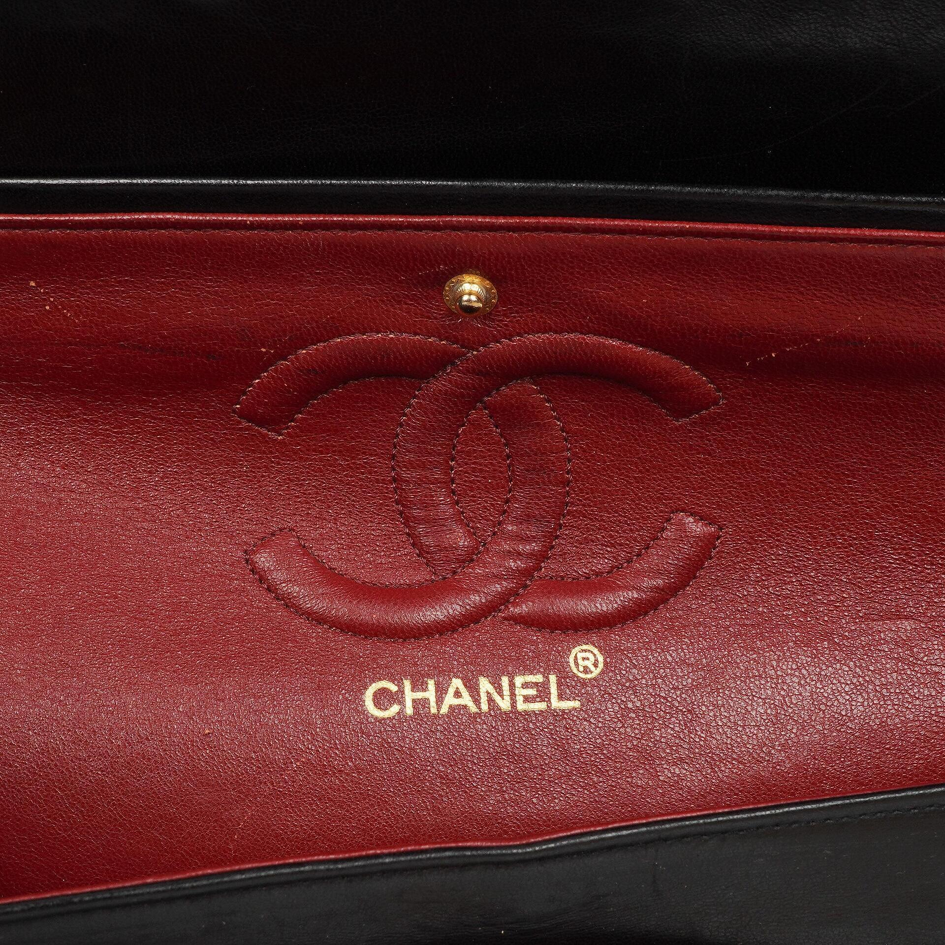Chanel Classic Medium schwarze gesteppte Doppelklappentasche aus Lammleder mit 24K-vergoldeter Hardware