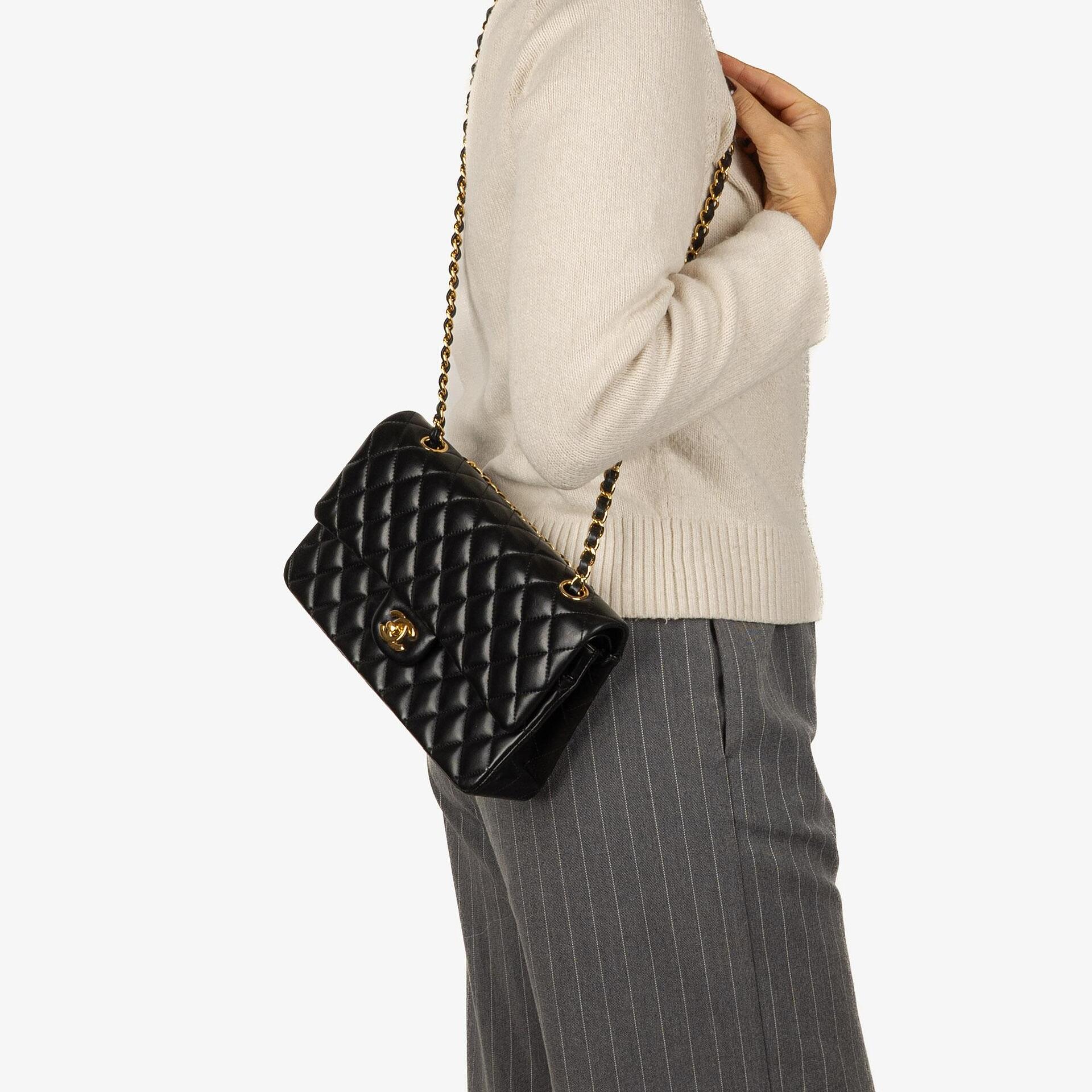 Chanel Classic Medium Double Flap Bag aus schwarzem gestepptem Lammleder mit goldfarbenen Beschlägen