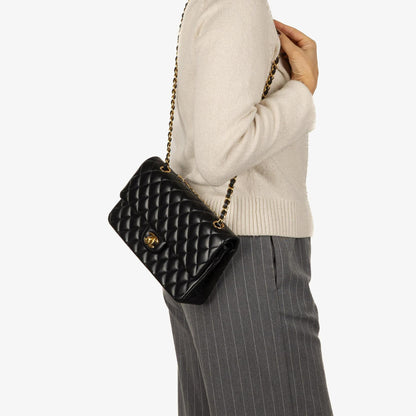 Chanel Classic Medium Double Flap Bag aus schwarzem gestepptem Lammleder mit goldfarbenen Beschlägen