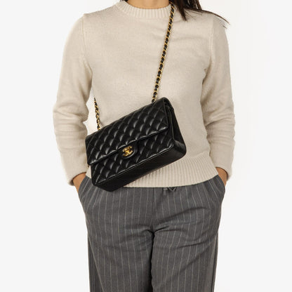 Chanel Classic Medium Double Flap Bag aus schwarzem gestepptem Lammleder mit goldfarbenen Beschlägen