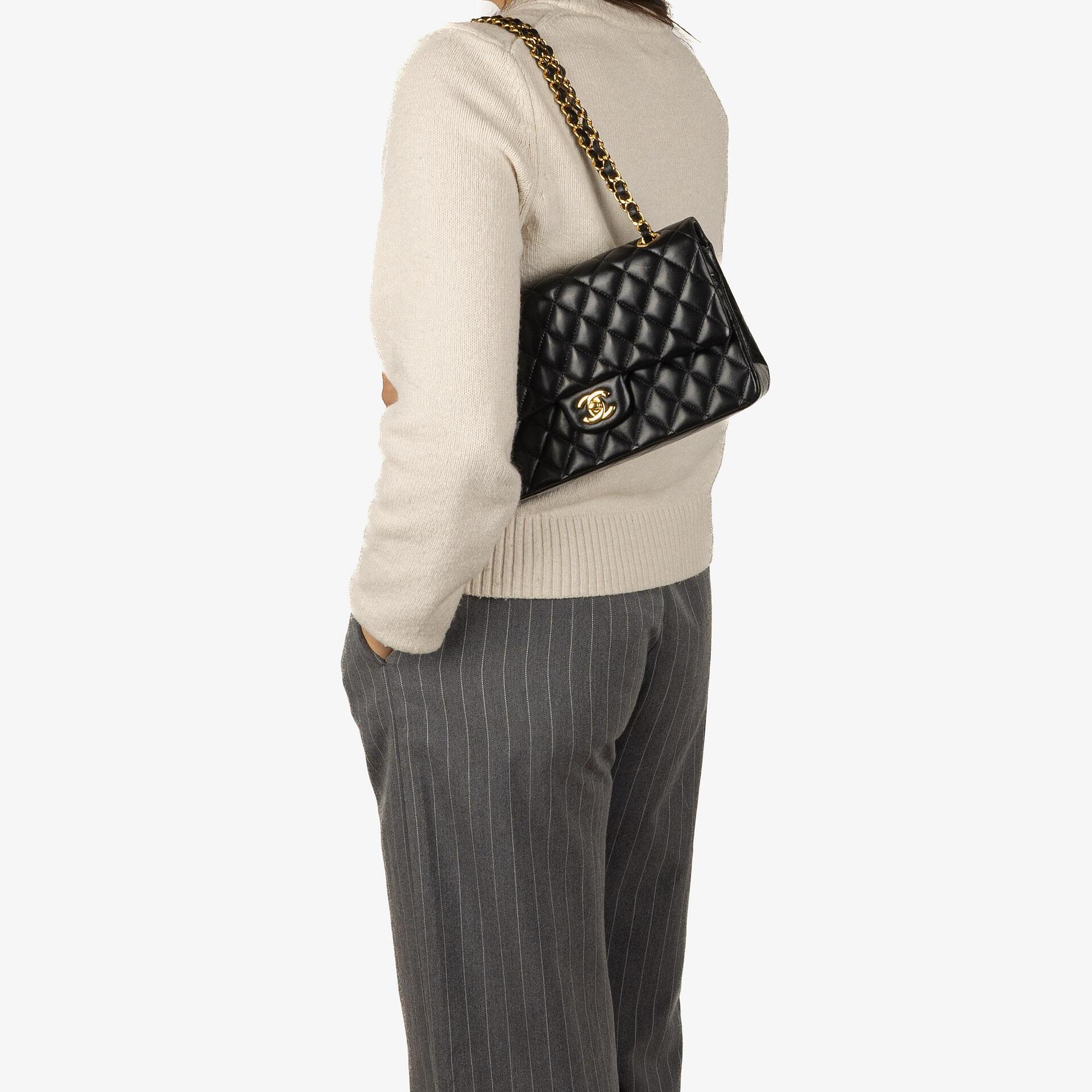 Chanel Classic Medium Double Flap Bag aus schwarzem gestepptem Lammleder mit goldfarbenen Beschlägen