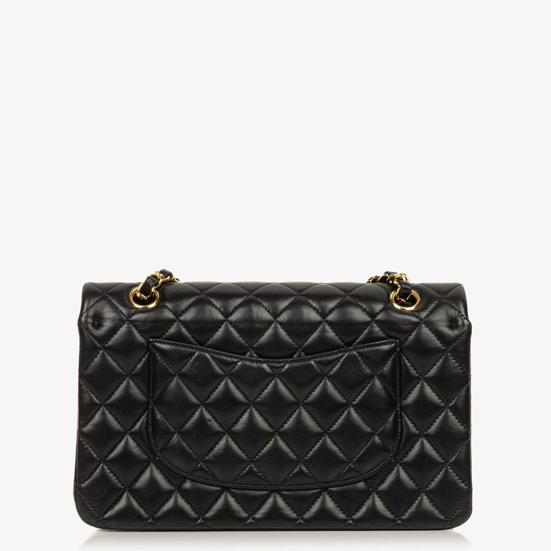 Chanel Classic Medium Double Flap Bag aus schwarzem gestepptem Lammleder mit goldfarbenen Beschlägen