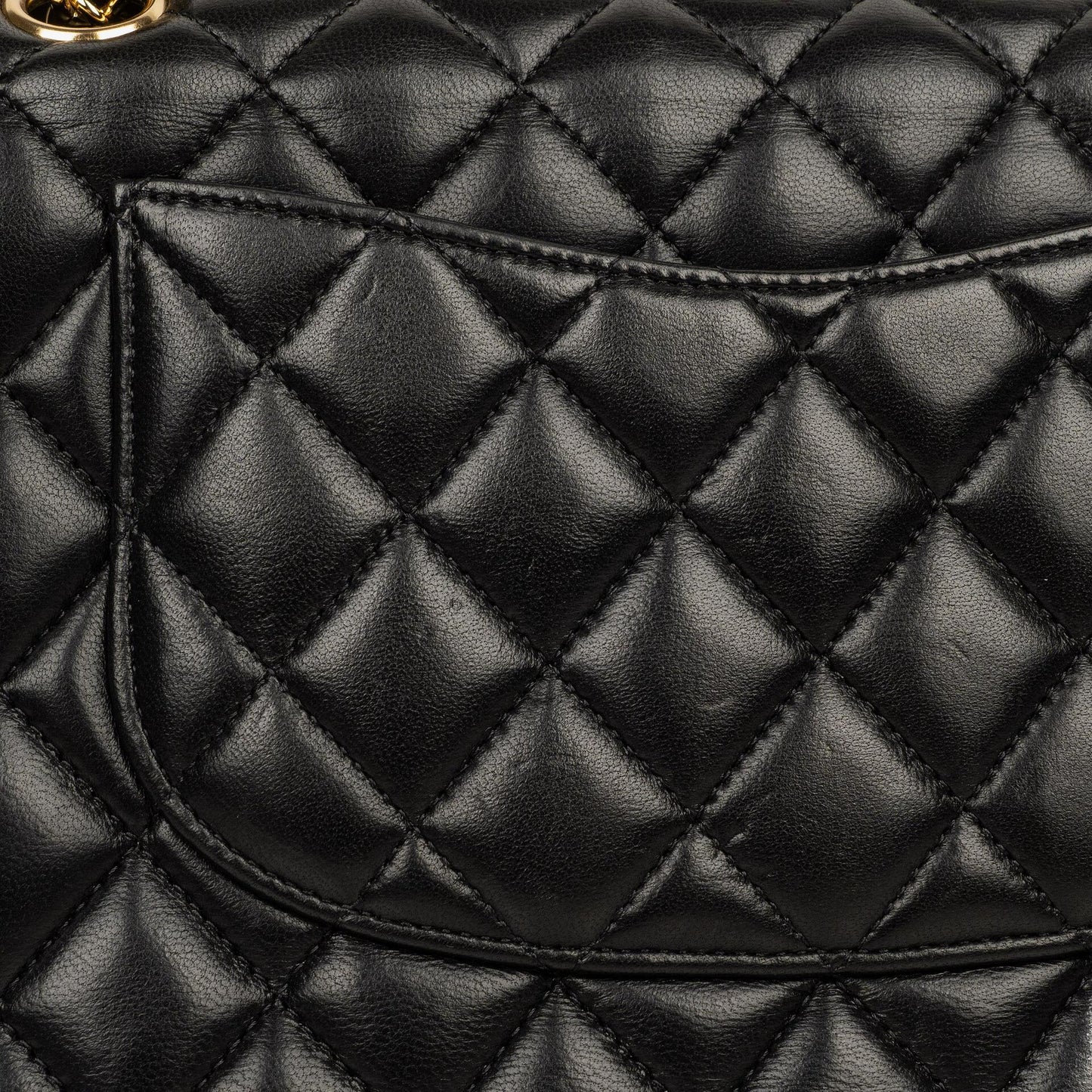 Chanel Classic Medium Double Flap Bag aus schwarzem gestepptem Lammleder mit goldfarbenen Beschlägen