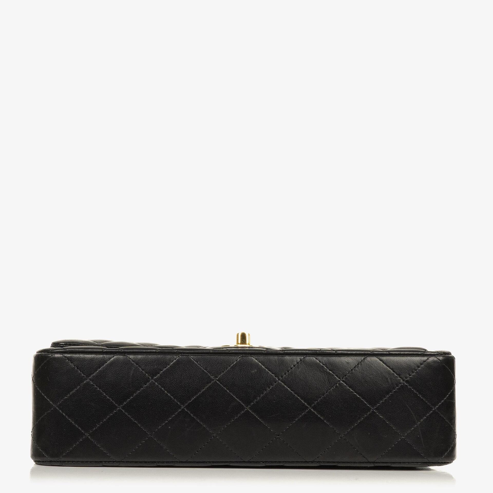 Chanel Classic Medium Double Flap Bag aus schwarzem gestepptem Lammleder mit goldfarbenen Beschlägen