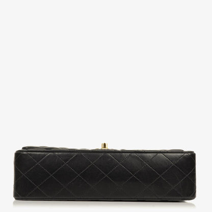 Chanel Classic Medium Double Flap Bag aus schwarzem gestepptem Lammleder mit goldfarbenen Beschlägen