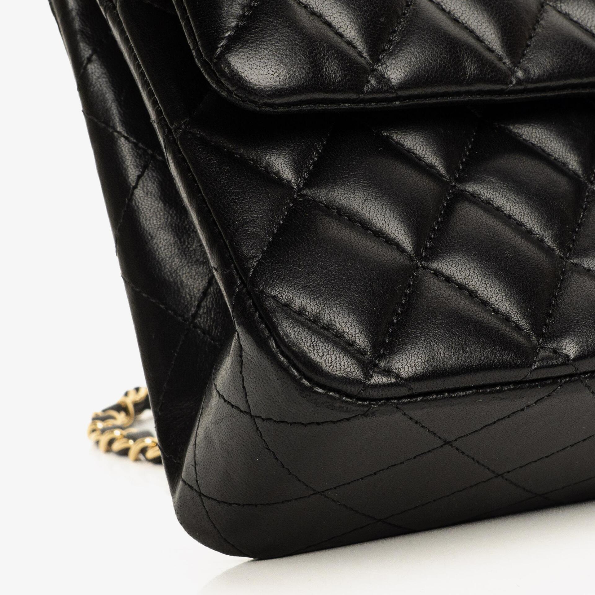 Chanel Classic Medium Double Flap Bag aus schwarzem gestepptem Lammleder mit goldfarbenen Beschlägen