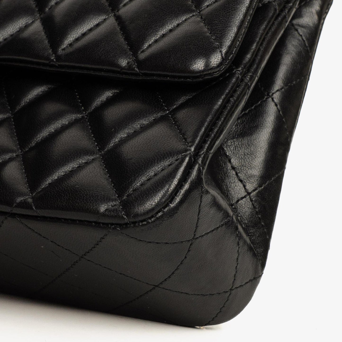 Chanel Classic Medium Double Flap Bag aus schwarzem gestepptem Lammleder mit goldfarbenen Beschlägen