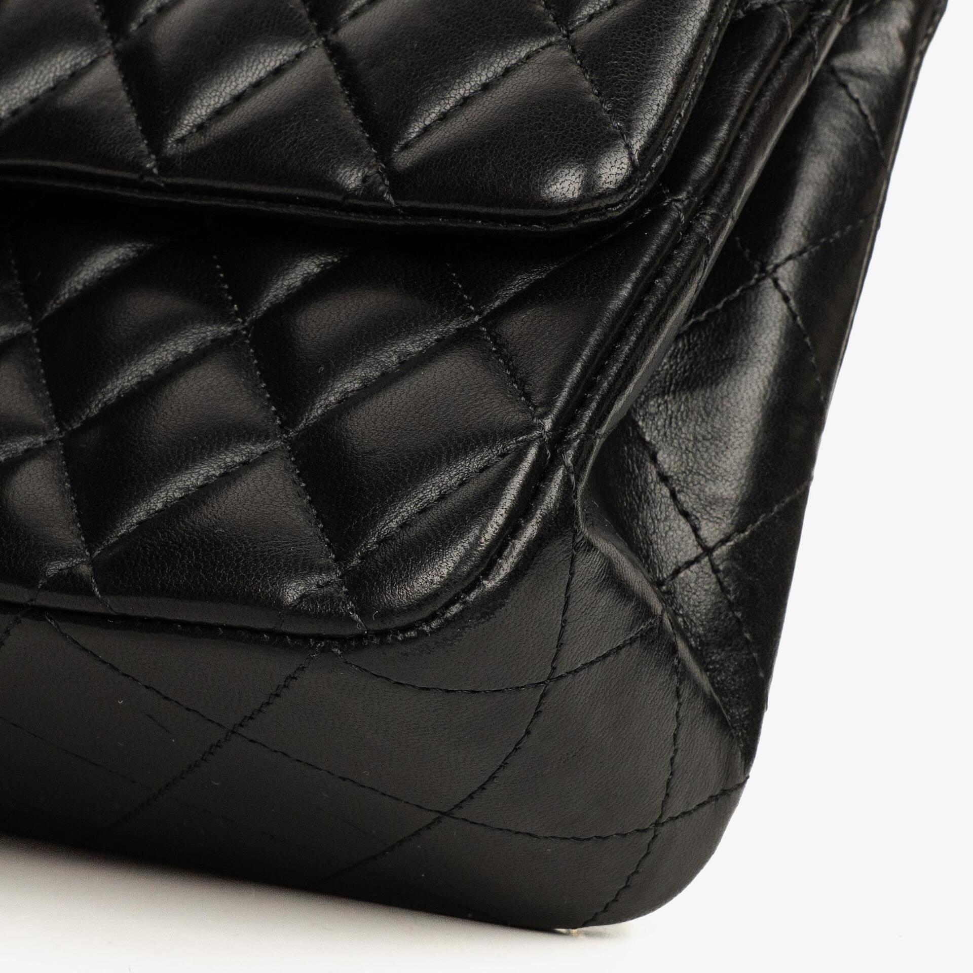 Chanel Classic Medium Double Flap Bag aus schwarzem gestepptem Lammleder mit goldfarbenen Beschlägen