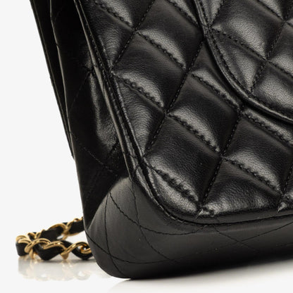 Chanel Classic Medium Double Flap Bag aus schwarzem gestepptem Lammleder mit goldfarbenen Beschlägen