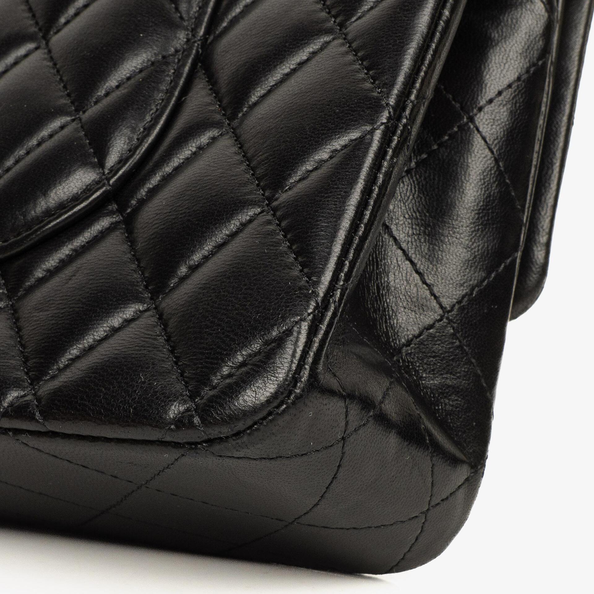 Chanel Classic Medium Double Flap Bag aus schwarzem gestepptem Lammleder mit goldfarbenen Beschlägen