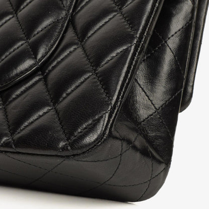 Chanel Classic Medium Double Flap Bag aus schwarzem gestepptem Lammleder mit goldfarbenen Beschlägen