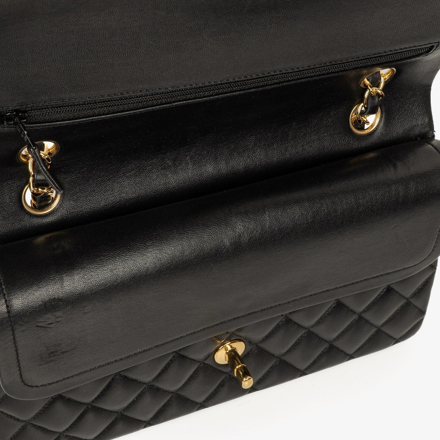 Chanel Classic Medium Double Flap Bag aus schwarzem gestepptem Lammleder mit goldfarbenen Beschlägen