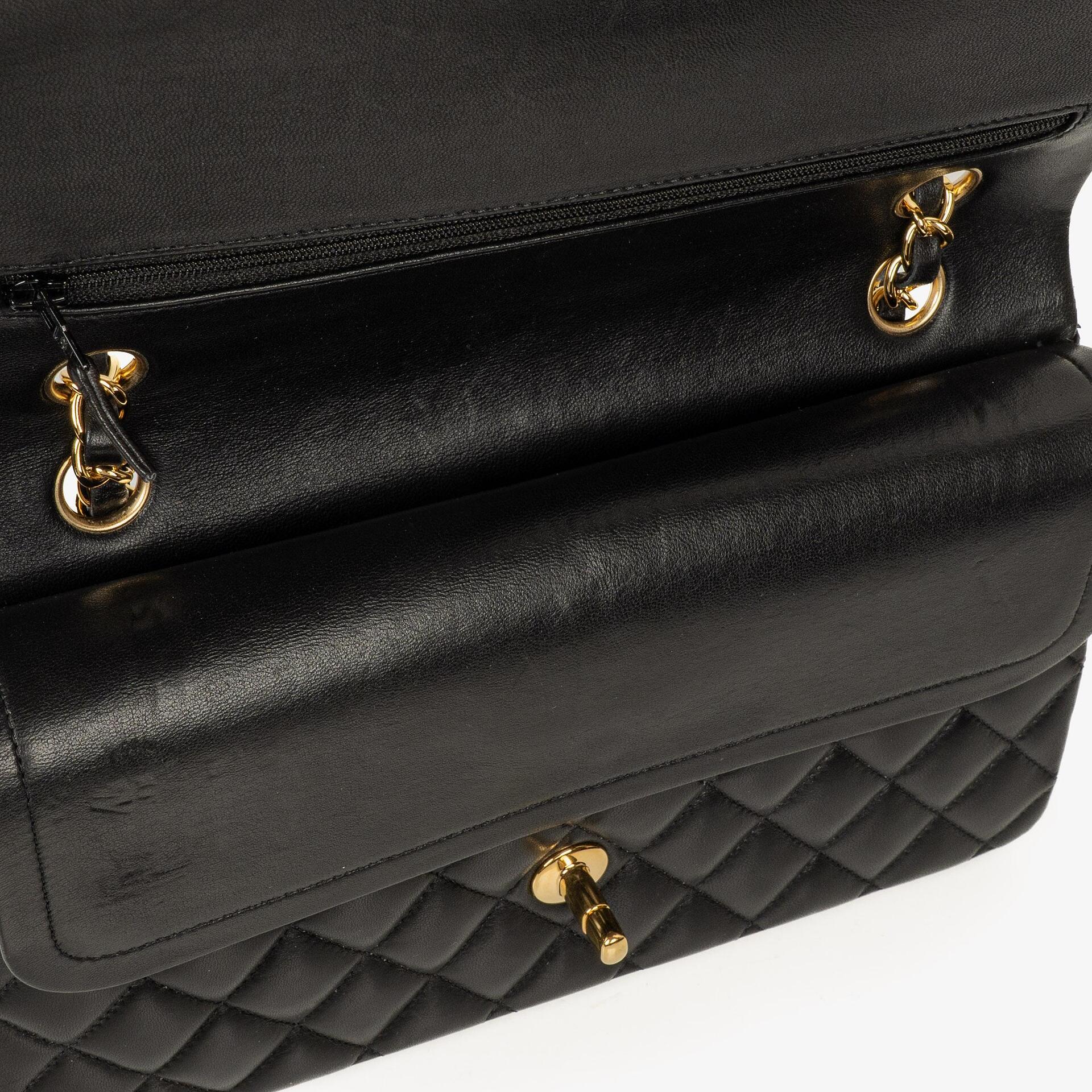 Chanel Classic Medium Double Flap Bag aus schwarzem gestepptem Lammleder mit goldfarbenen Beschlägen