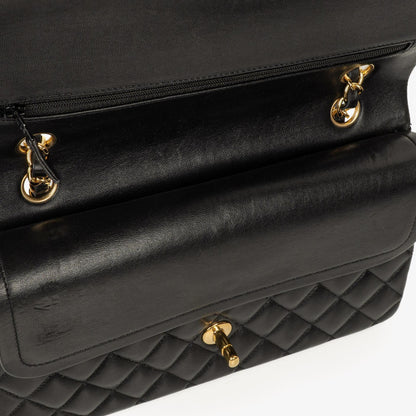 Chanel Classic Medium Double Flap Bag aus schwarzem gestepptem Lammleder mit goldfarbenen Beschlägen