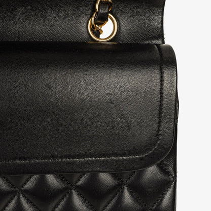 Chanel Classic Medium Double Flap Bag aus schwarzem gestepptem Lammleder mit goldfarbenen Beschlägen