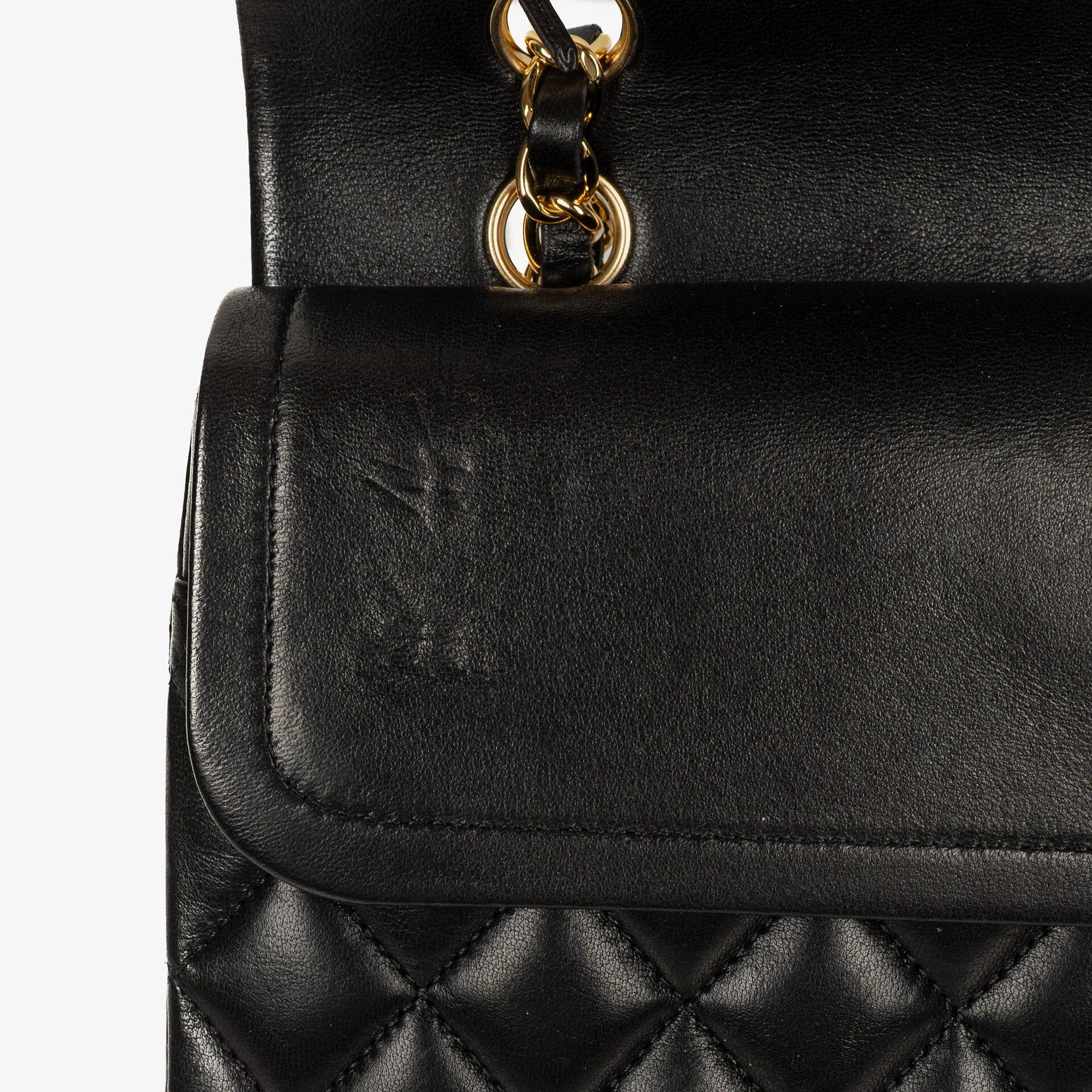 Chanel Classic Medium Double Flap Bag aus schwarzem gestepptem Lammleder mit goldfarbenen Beschlägen