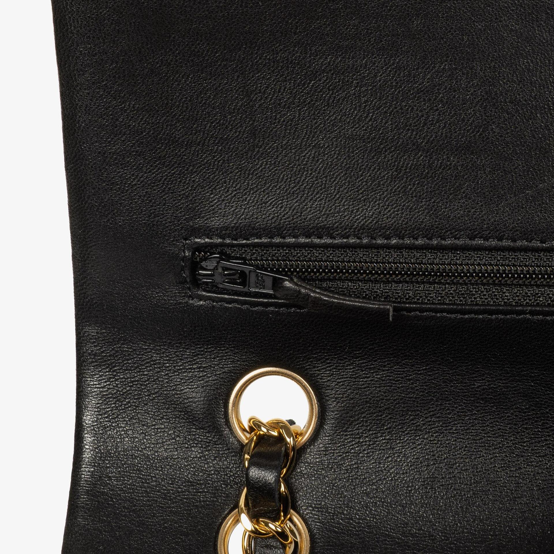 Chanel Classic Medium Double Flap Bag aus schwarzem gestepptem Lammleder mit goldfarbenen Beschlägen