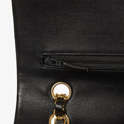 Chanel Classic Medium Double Flap Bag aus schwarzem gestepptem Lammleder mit goldfarbenen Beschlägen