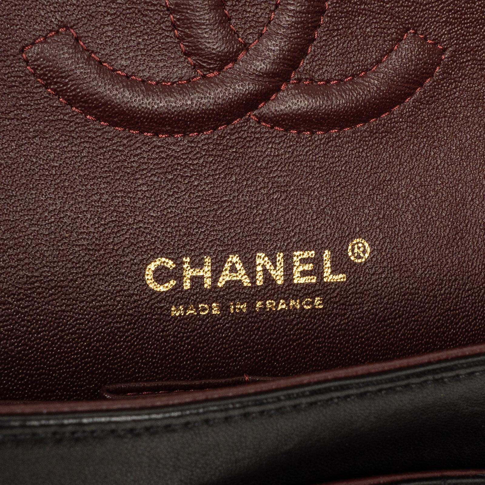 Chanel Classic Medium Double Flap Bag aus schwarzem gestepptem Lammleder mit goldfarbenen Beschlägen