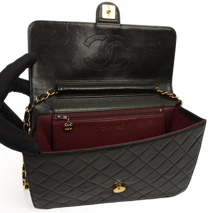 Chanel Mittlere Classic Schwarze gesteppte Lammleder Single Flap Tasche mit 24K vergoldeten Beschlägen