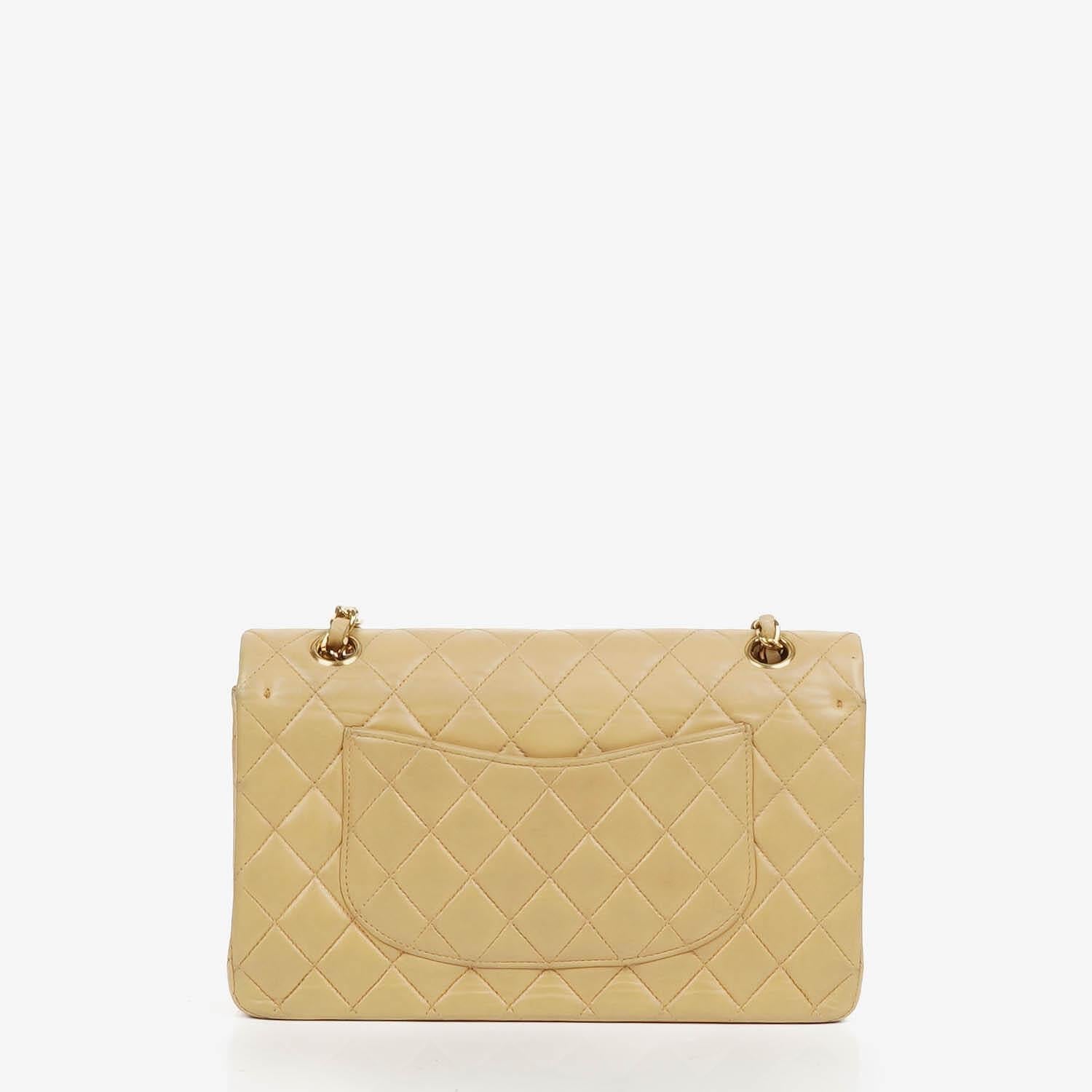 Chanel Mittlere Klassische Doppelklappen Tasche Beigefarbene gestepptes Lammleder mit 24K vergoldeten Beschlägen