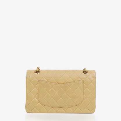 Chanel Mittlere Klassische Doppelklappen Tasche Beigefarbene gestepptes Lammleder mit 24K vergoldeten Beschlägen