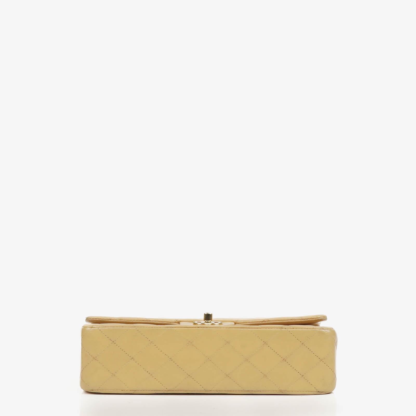 Chanel Mittlere Klassische Doppelklappen Tasche Beigefarbene gestepptes Lammleder mit 24K vergoldeten Beschlägen